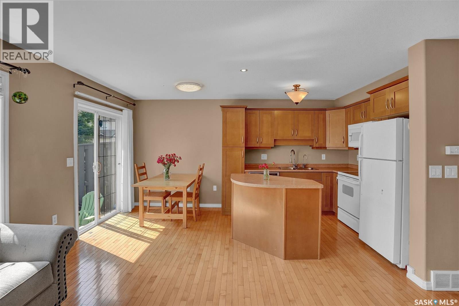 2 3101 Tregarva Road E, Regina, SK - Indoor Photo Showing Kitchen