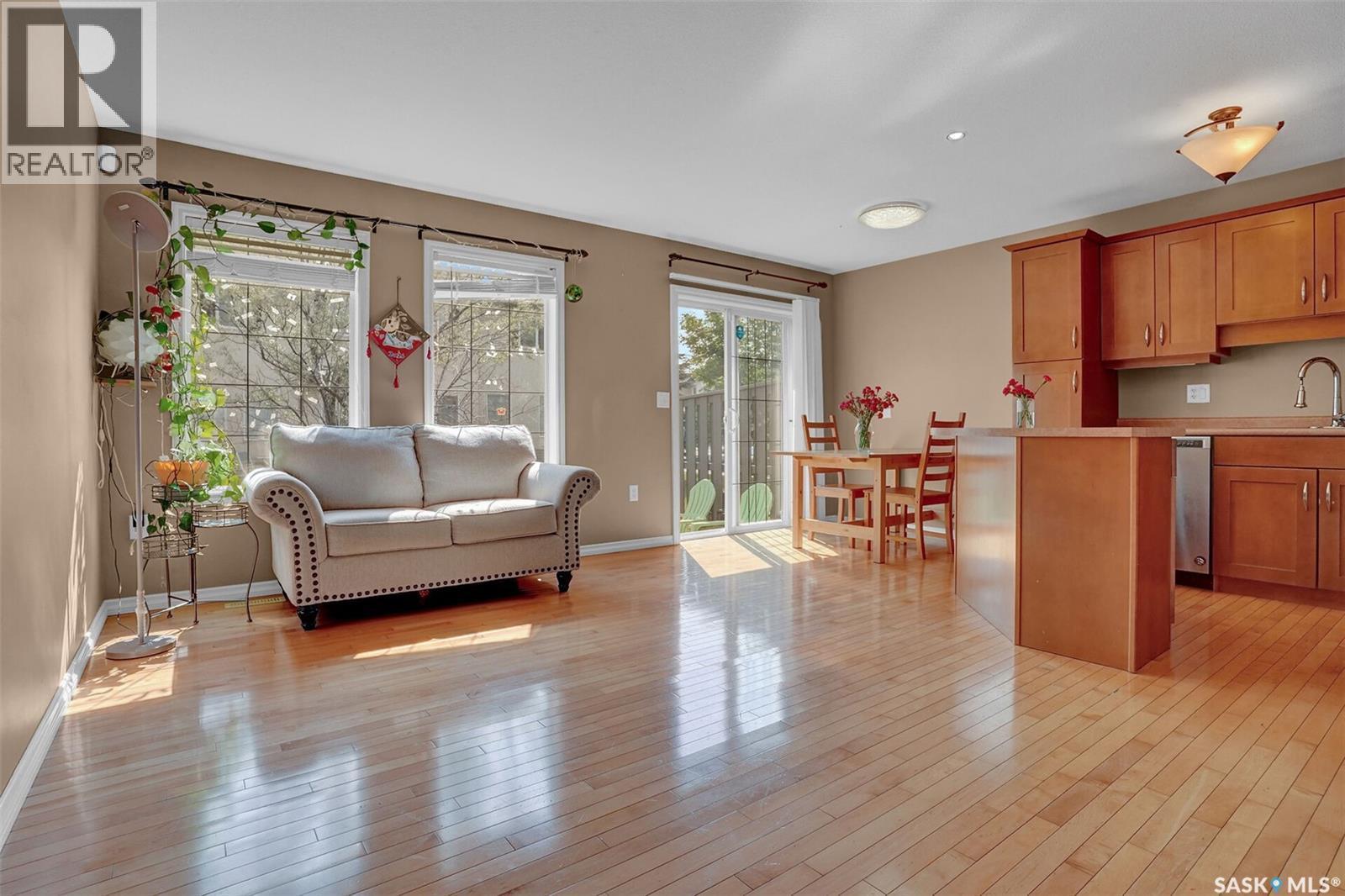 2 3101 Tregarva Road E, Regina, SK - Indoor Photo Showing Living Room