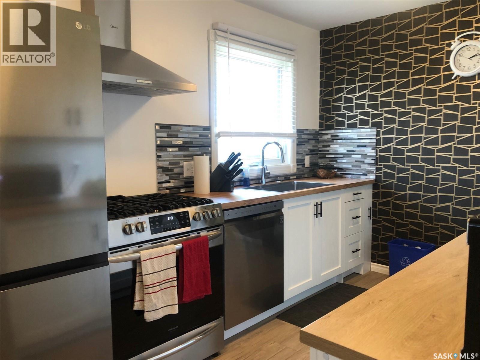 244 Northern Avenue, Canora, SK - Indoor Photo Showing Kitchen With Double Sink