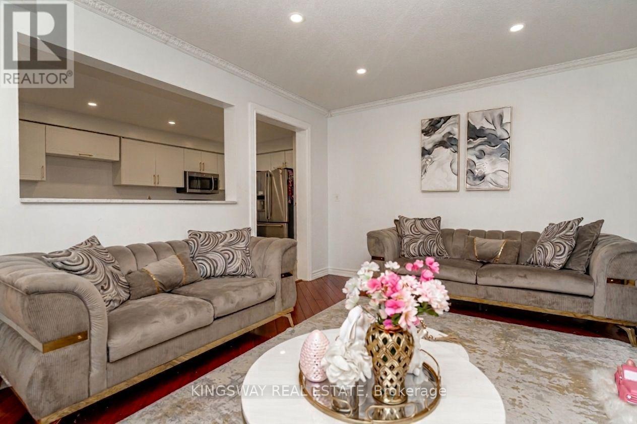 891 Stonebridge Avenue, Mississauga, ON - Indoor Photo Showing Living Room