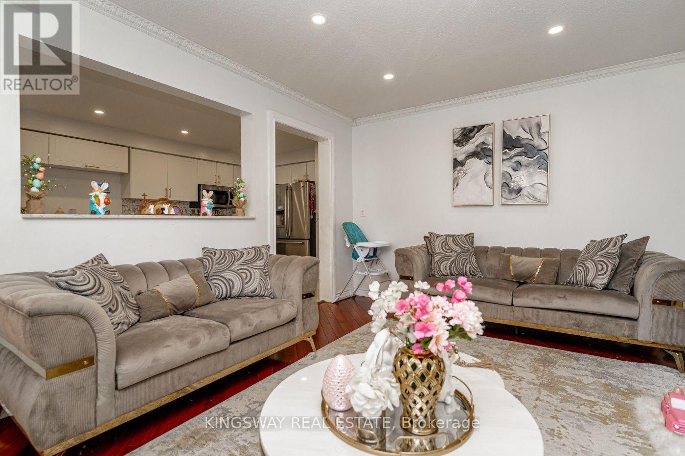 891 Stonebridge Avenue, Mississauga, ON - Indoor Photo Showing Living Room