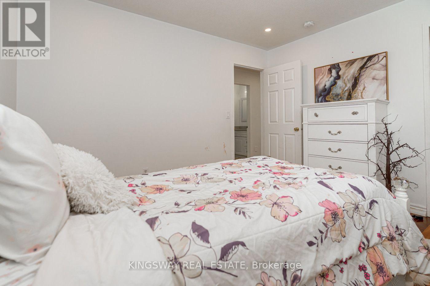891 Stonebridge Avenue, Mississauga, ON - Indoor Photo Showing Bedroom