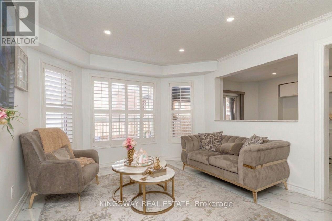 891 Stonebridge Avenue, Mississauga, ON - Indoor Photo Showing Living Room