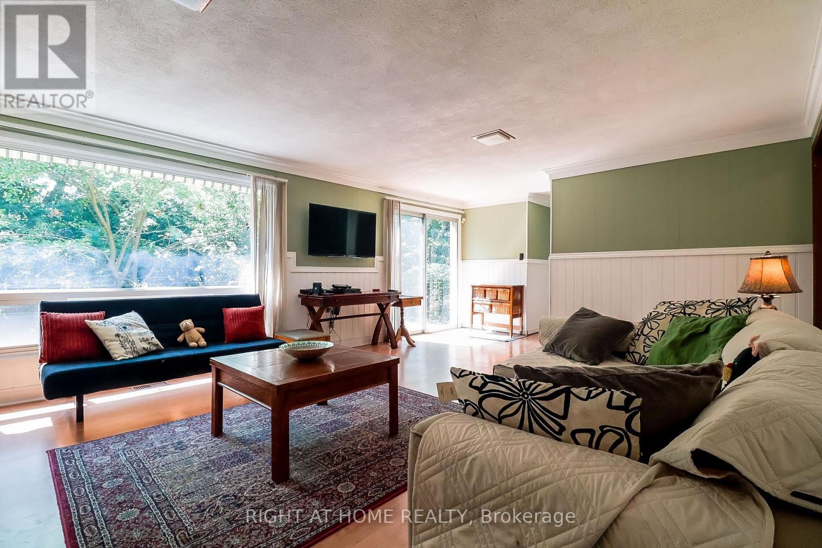2 Cedarview Drive, Toronto, ON - Indoor Photo Showing Living Room