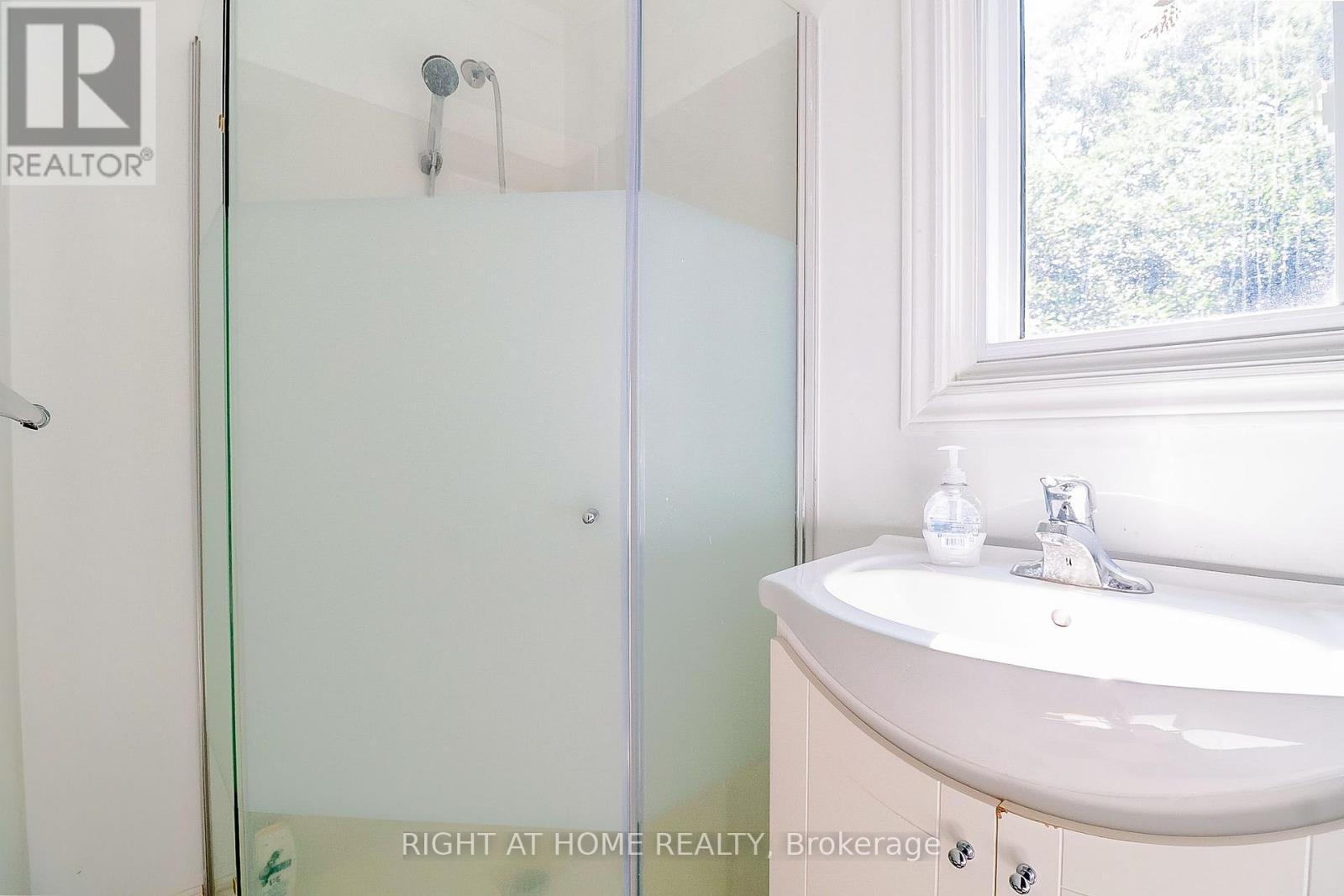 2 Cedarview Drive, Toronto, ON - Indoor Photo Showing Bathroom