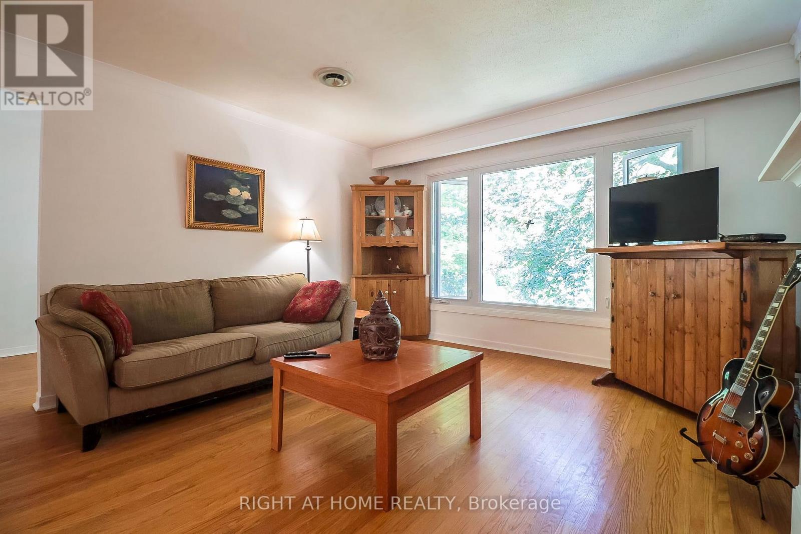 2 Cedarview Drive, Toronto, ON - Indoor Photo Showing Living Room