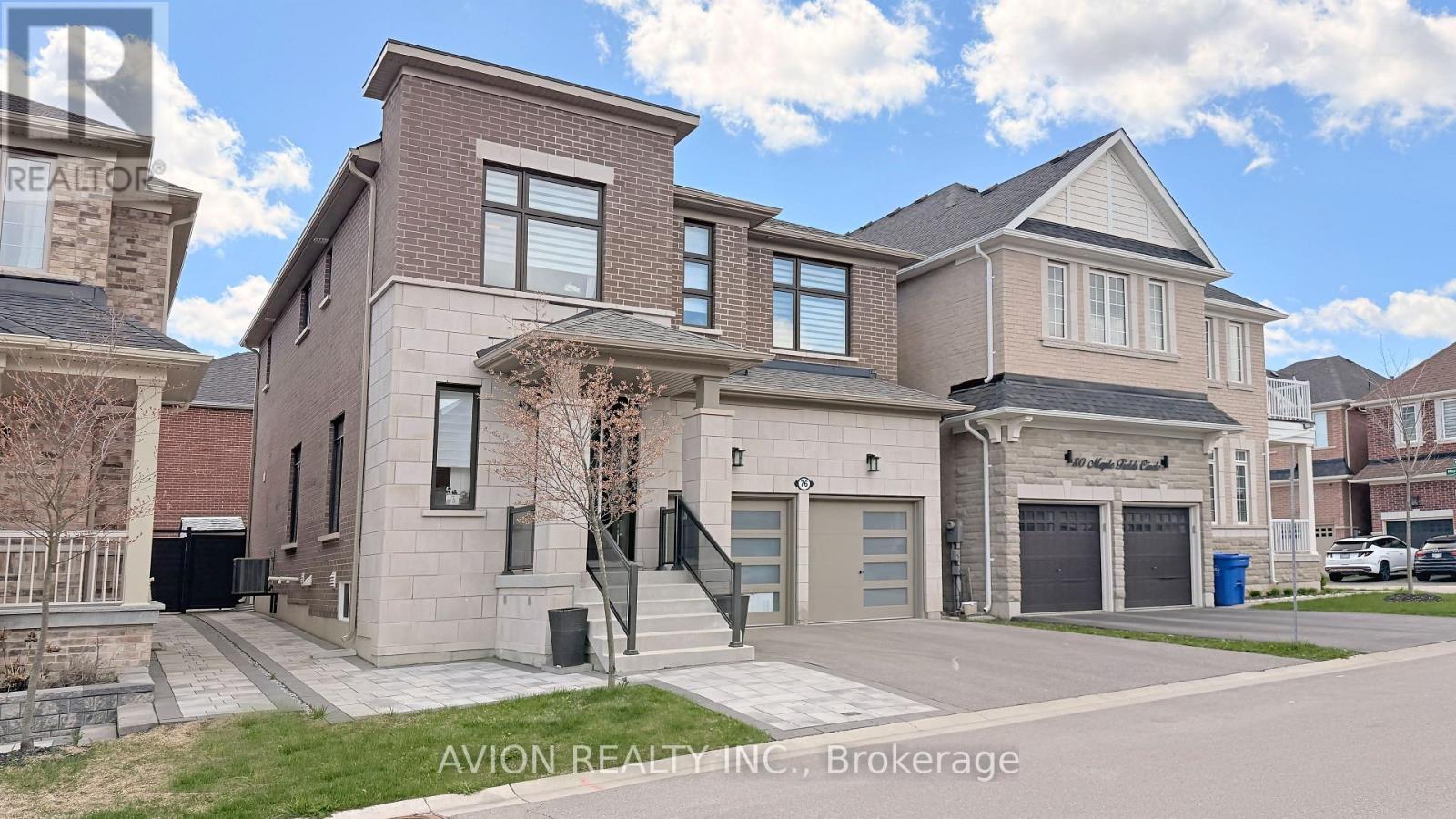76 Maple Fields Circle, Aurora, ON - Outdoor With Facade