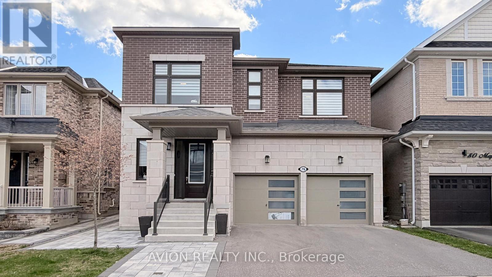 76 Maple Fields Circle, Aurora, ON - Outdoor With Facade