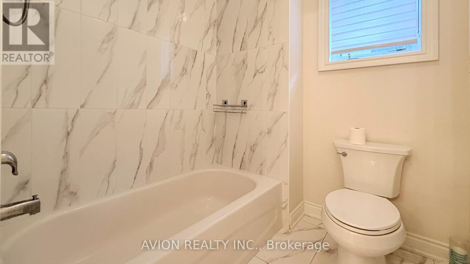 76 Maple Fields Circle, Aurora, ON - Indoor Photo Showing Bathroom