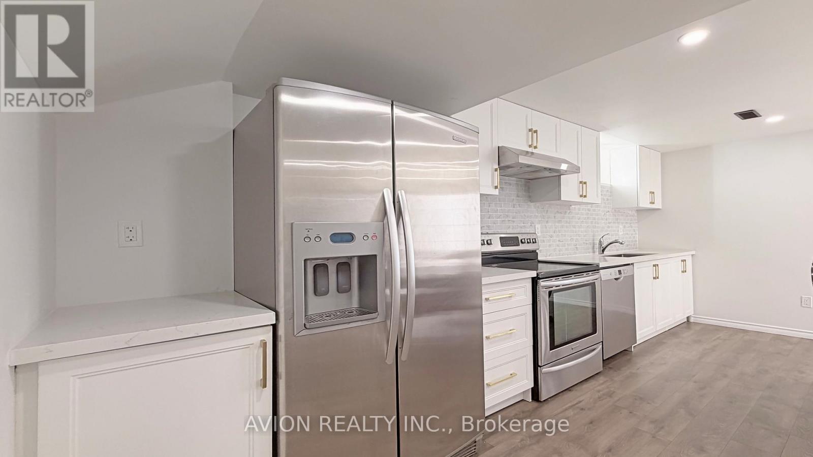 76 Maple Fields Circle, Aurora, ON - Indoor Photo Showing Kitchen With Upgraded Kitchen