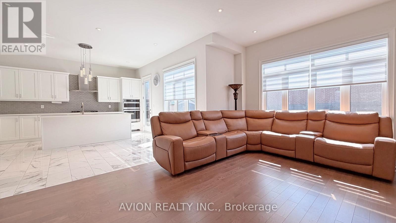 76 Maple Fields Circle, Aurora, ON - Indoor Photo Showing Living Room