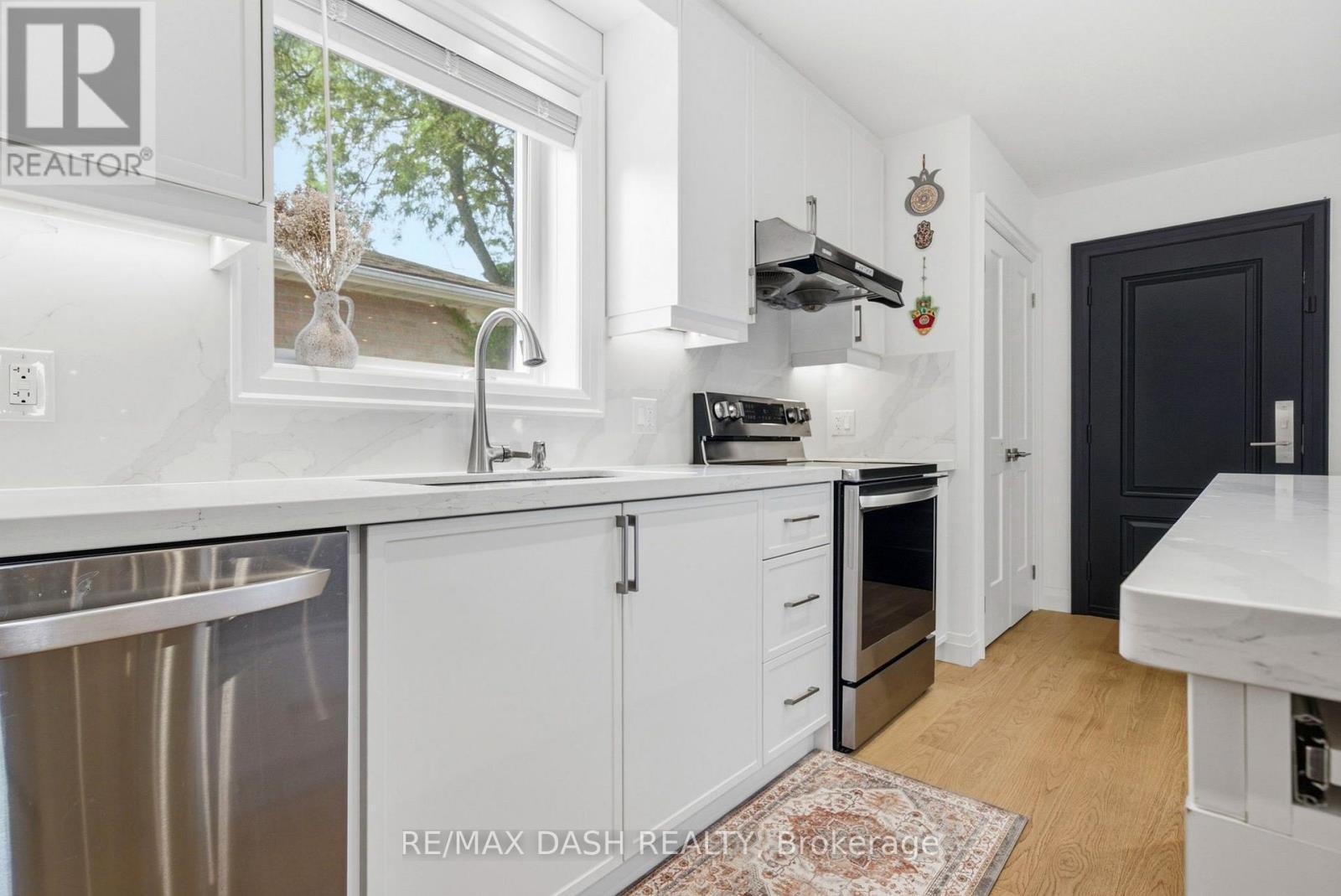 111 Gorman Park Road, Toronto, ON - Indoor Photo Showing Kitchen