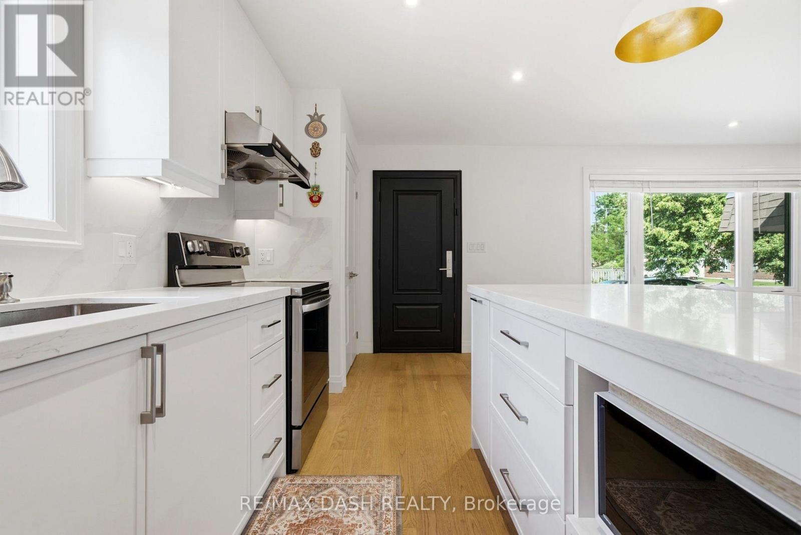 111 Gorman Park Road, Toronto, ON - Indoor Photo Showing Kitchen With Upgraded Kitchen