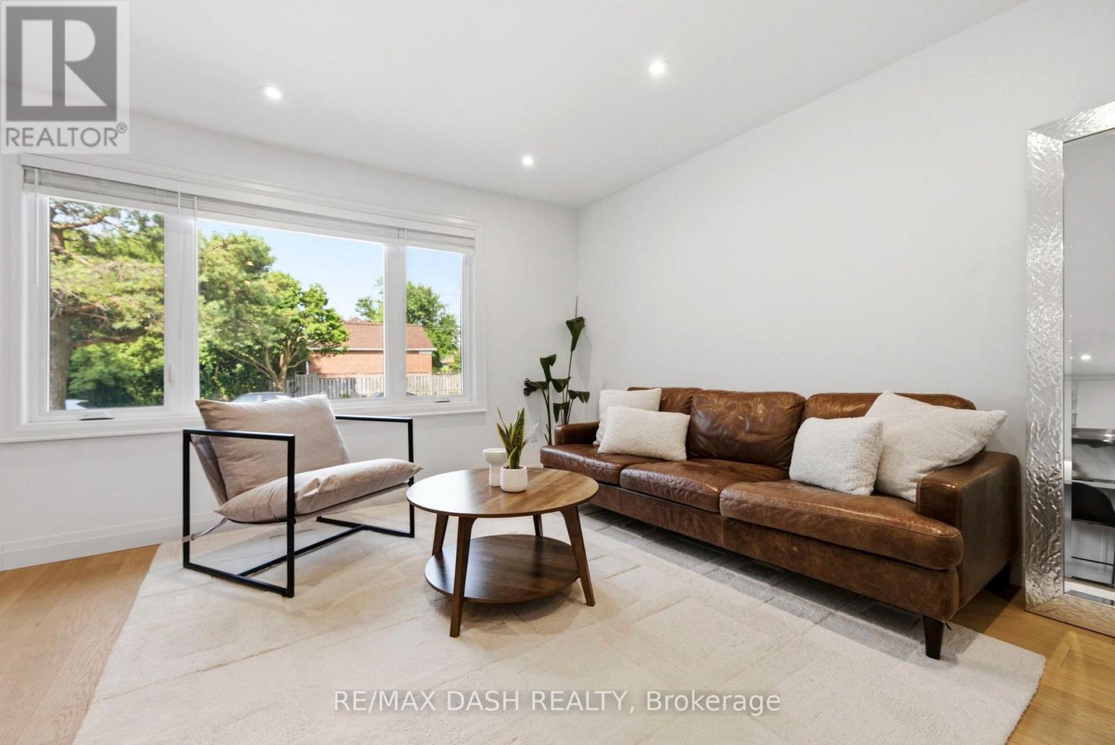 111 Gorman Park Road, Toronto, ON - Indoor Photo Showing Living Room