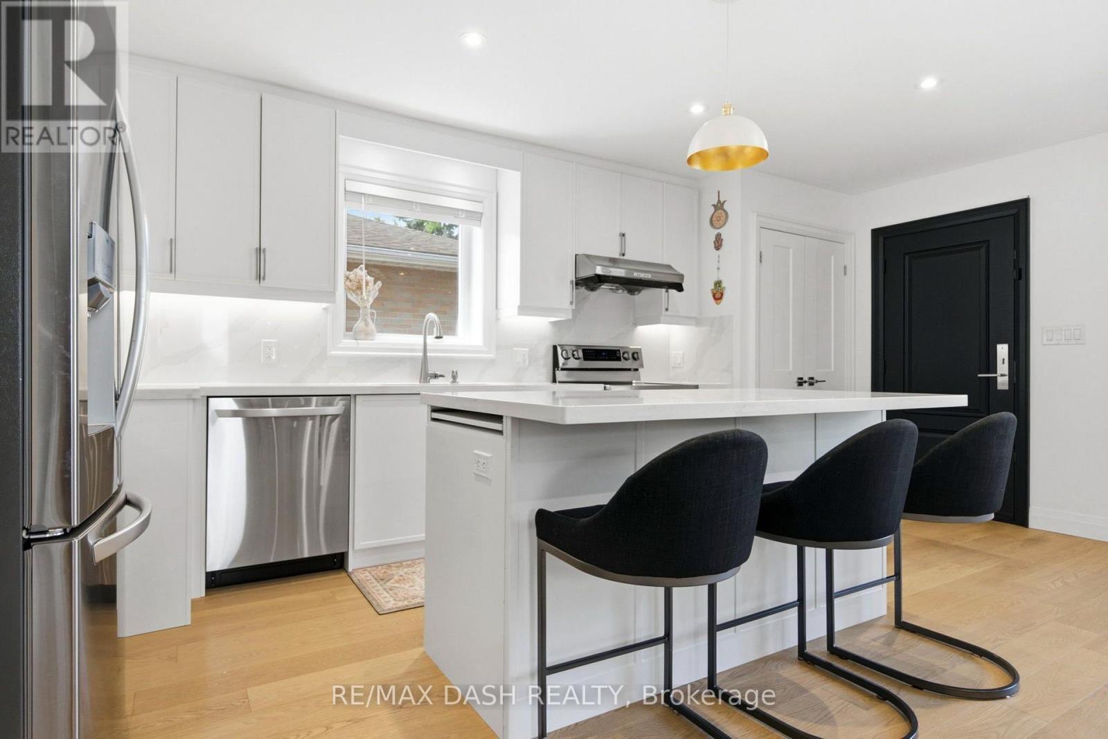 111 Gorman Park Road, Toronto, ON - Indoor Photo Showing Kitchen With Upgraded Kitchen