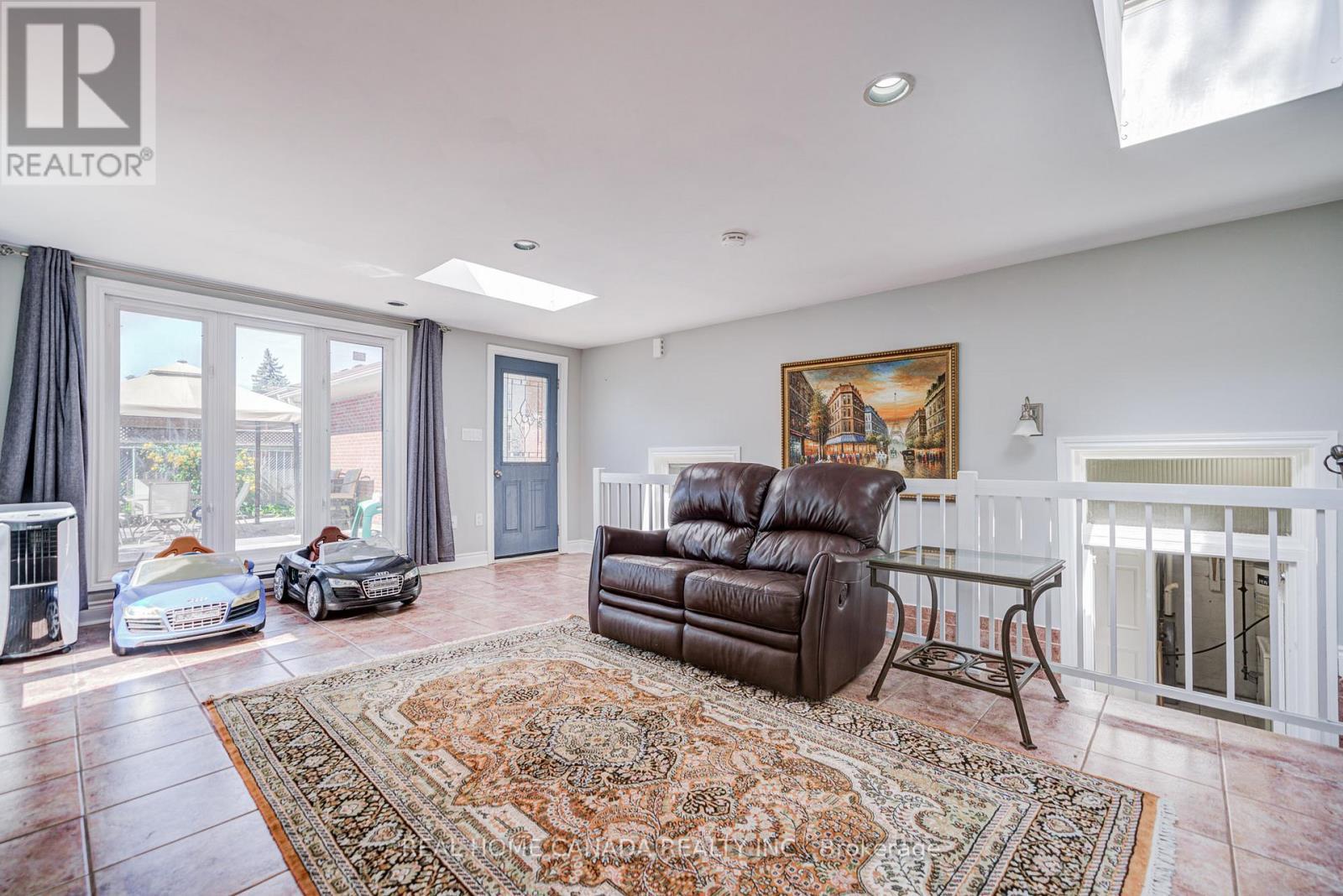29 Ellesboro Drive, Mississauga, ON - Indoor Photo Showing Living Room