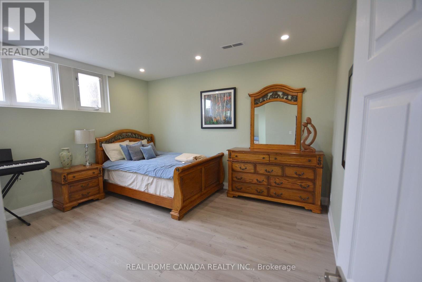 29 Ellesboro Drive, Mississauga, ON - Indoor Photo Showing Bedroom