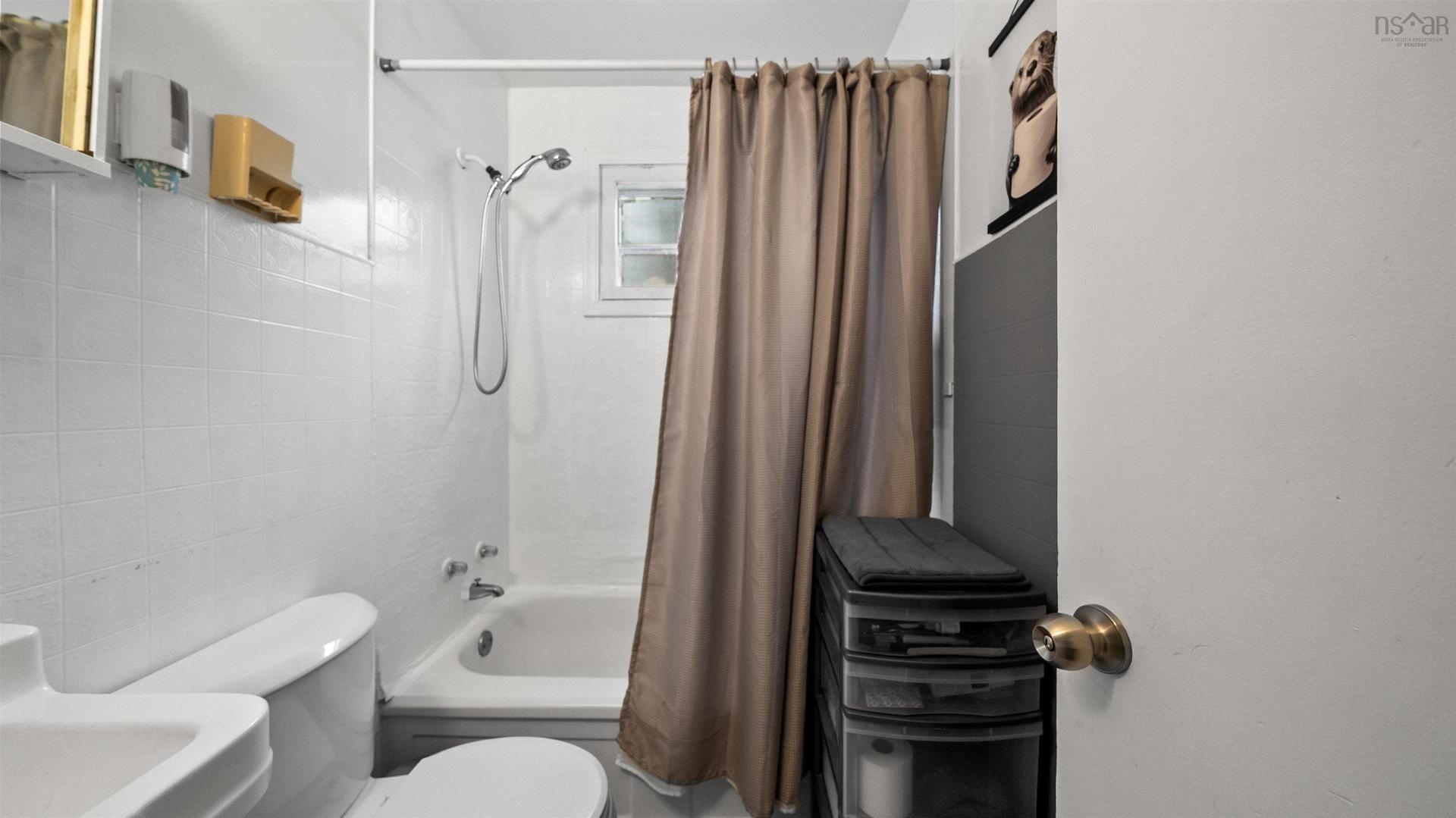 39 Punch Bowl Drive, Halifax, NS - Indoor Photo Showing Bathroom