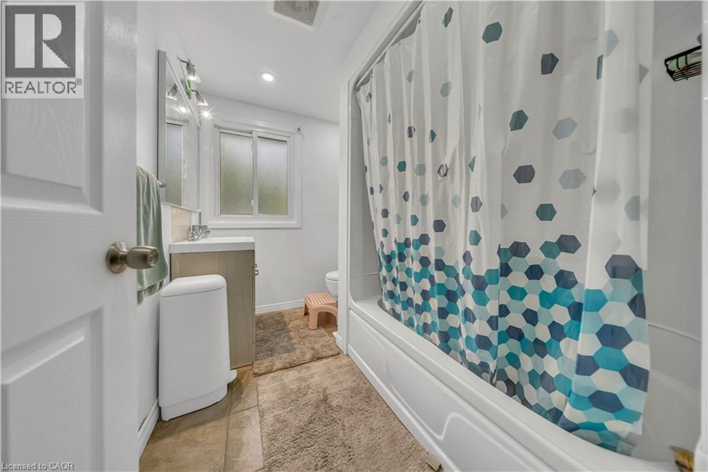 51 Shadeland Crescent, Kitchener, ON - Indoor Photo Showing Bathroom