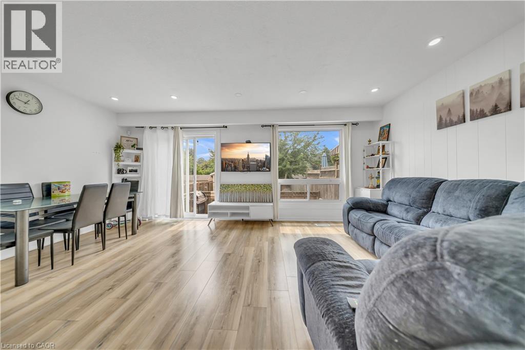 51 Shadeland Crescent, Kitchener, ON - Indoor Photo Showing Living Room