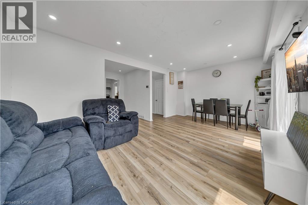51 Shadeland Crescent, Kitchener, ON - Indoor Photo Showing Living Room