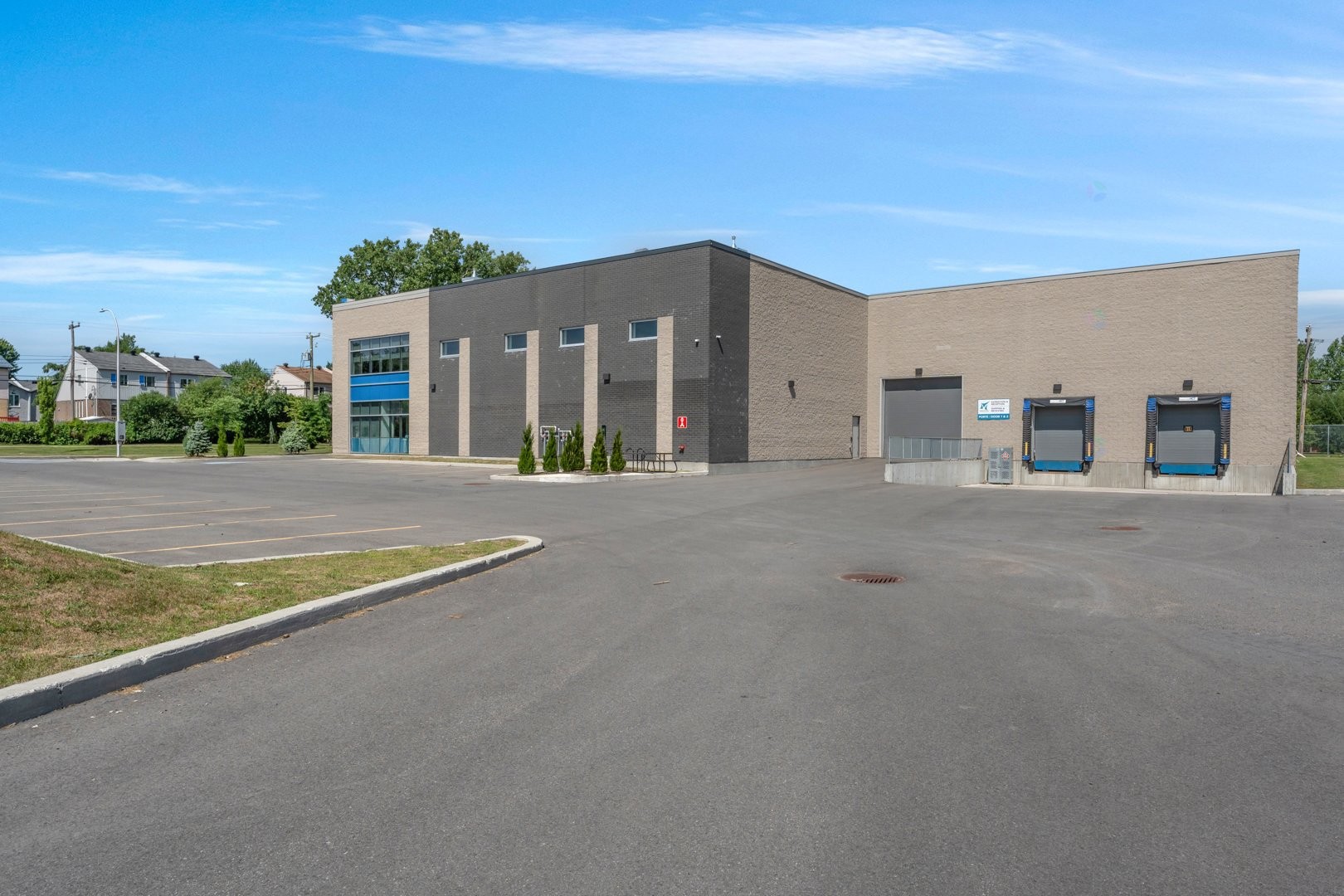 Expédition (porte/quai) - 315 - 317 Av. Avro, Pointe-Claire, QC - Outdoor