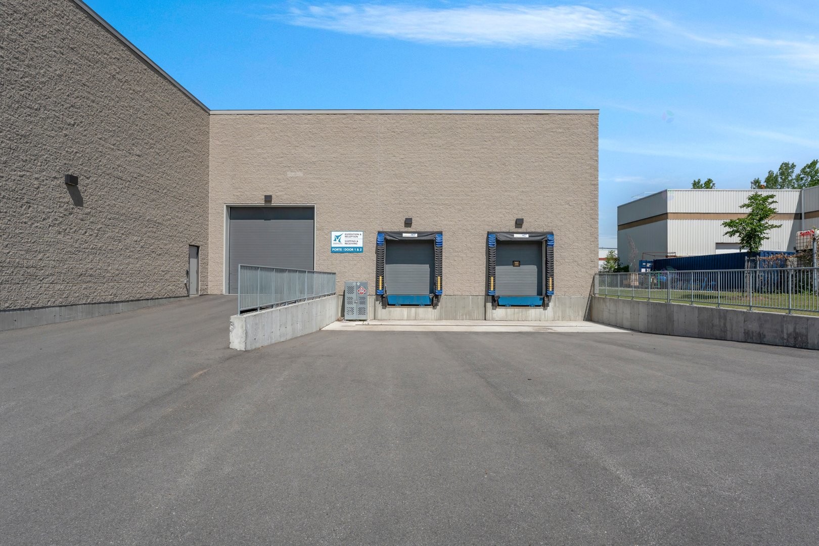 Expédition (porte/quai) - 315 - 317 Av. Avro, Pointe-Claire, QC - Outdoor