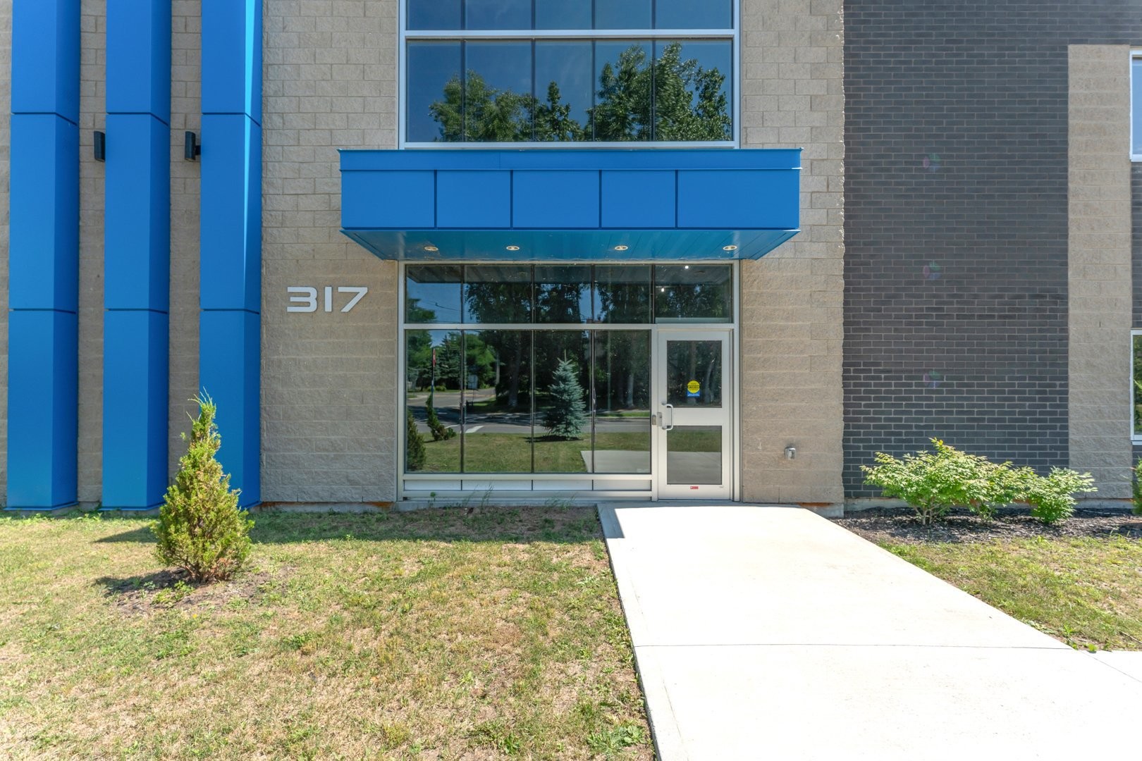 Façade - 315 - 317 Av. Avro, Pointe-Claire, QC - Outdoor