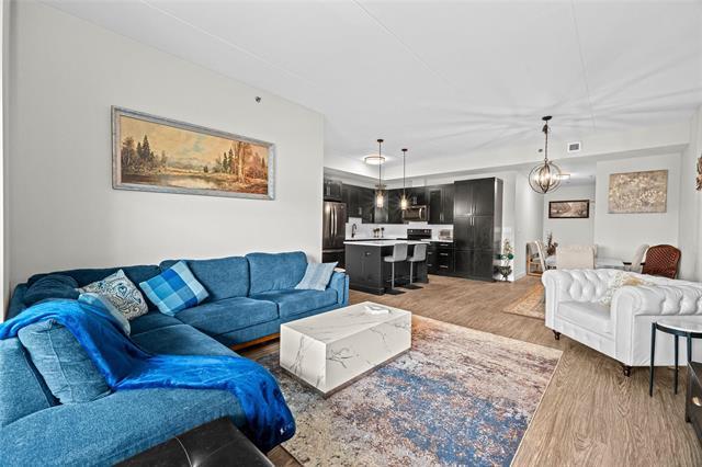 112-300 Centre St, Winnipeg, MB - Indoor Photo Showing Living Room