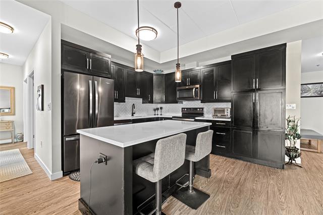 112-300 Centre St, Winnipeg, MB - Indoor Photo Showing Kitchen With Stainless Steel Kitchen