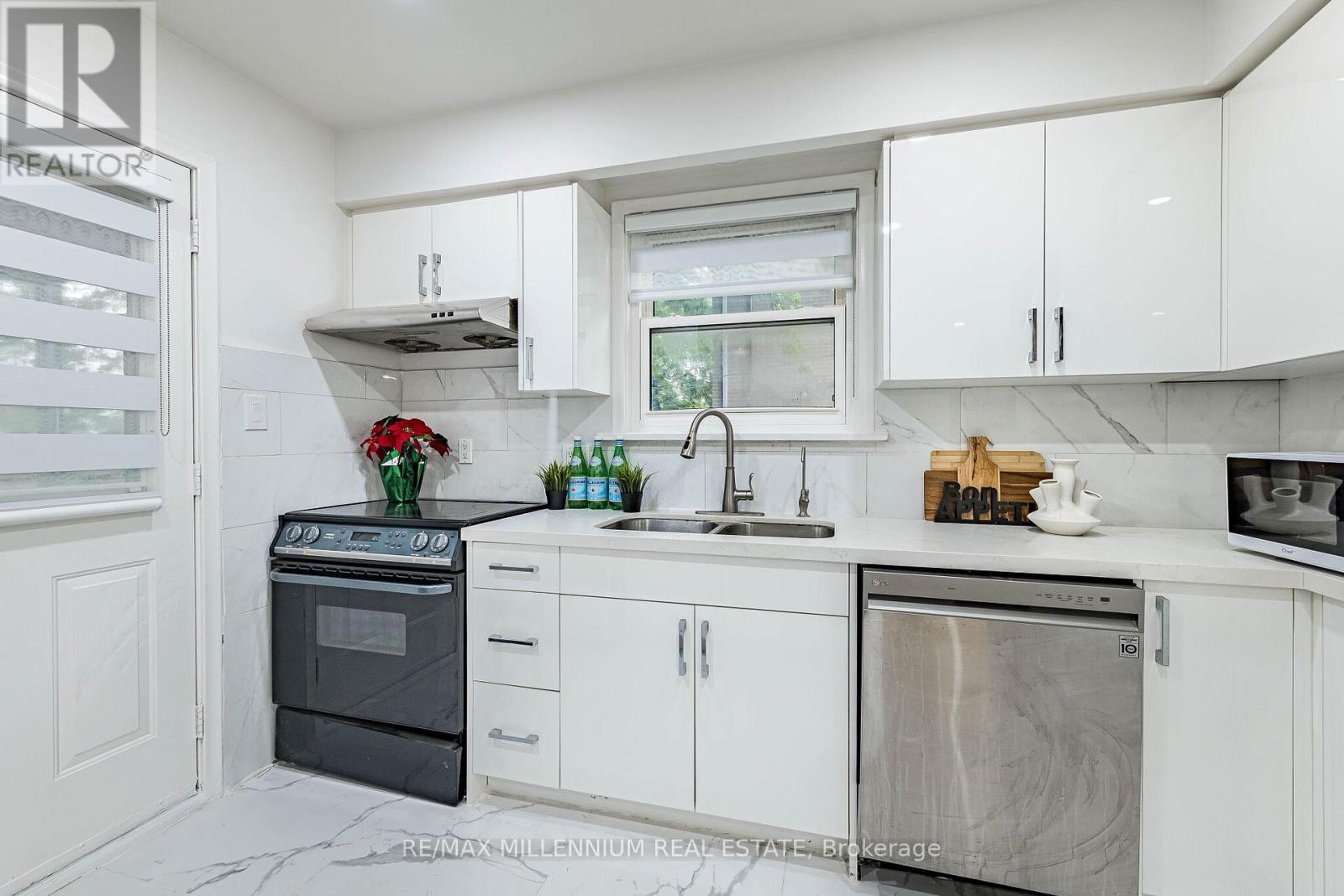 612 Appleby Line, Burlington, ON - Indoor Photo Showing Kitchen With Double Sink