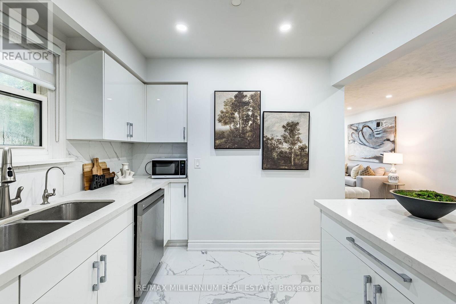 612 Appleby Line, Burlington, ON - Indoor Photo Showing Kitchen With Double Sink