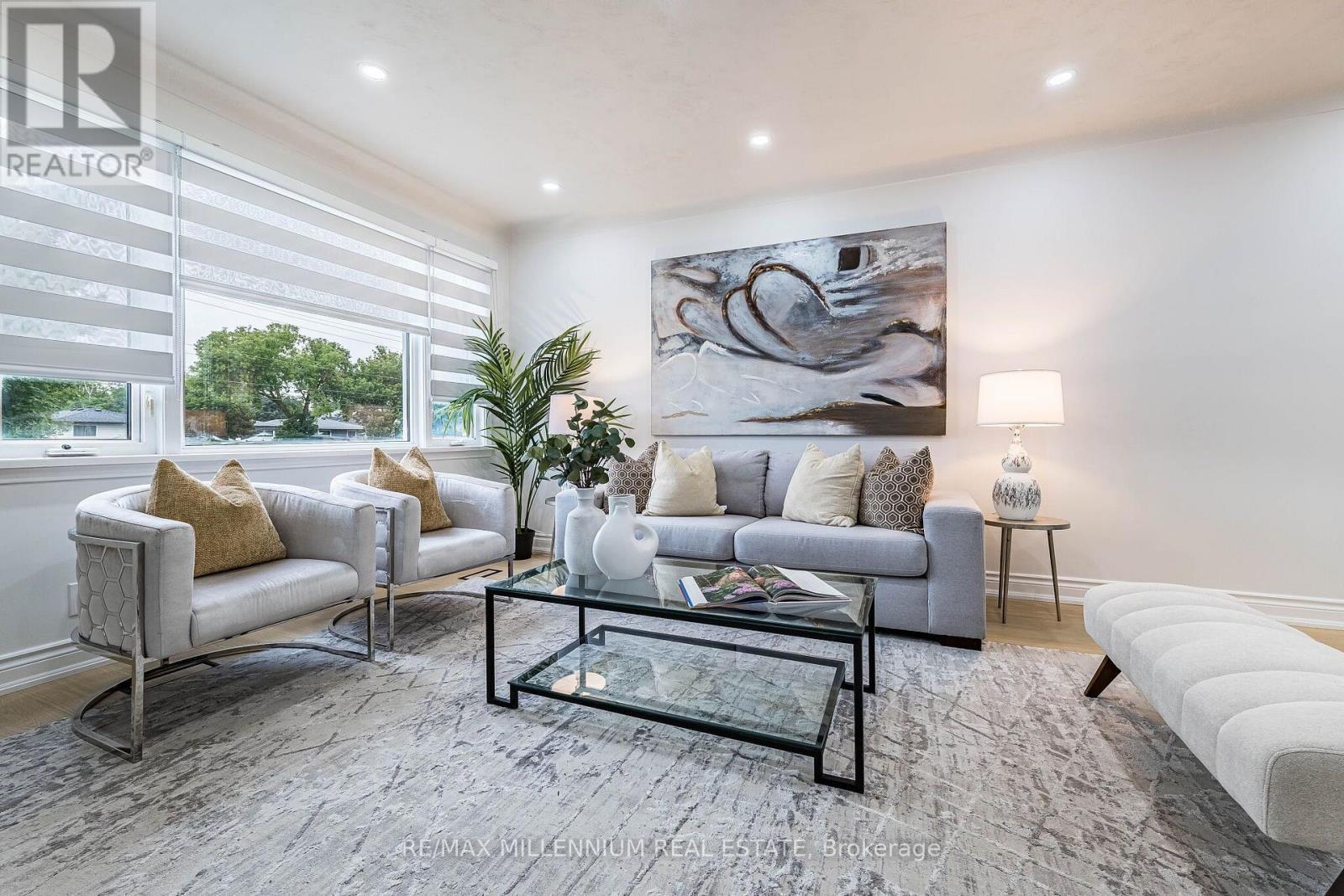 612 Appleby Line, Burlington, ON - Indoor Photo Showing Living Room