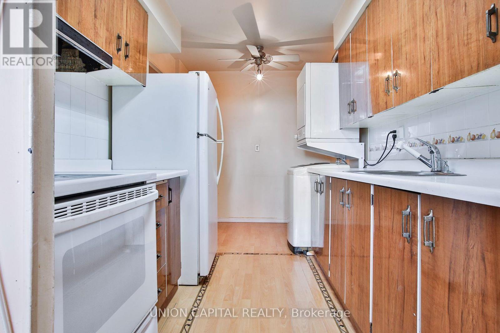 711 - 5 Frith Road, Toronto, ON - Indoor Photo Showing Kitchen
