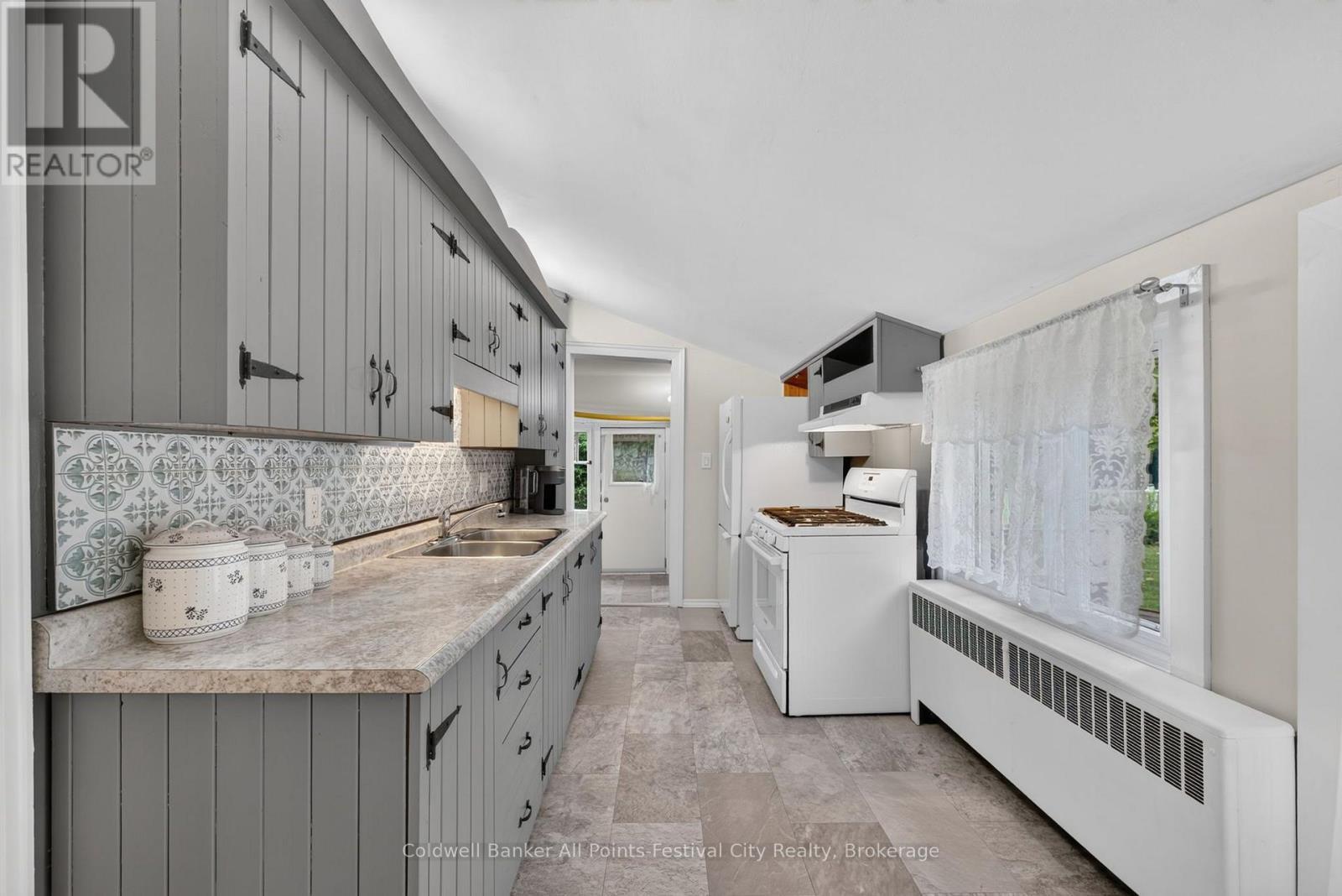 135 Essex Street, Goderich (Goderich (Town)), ON - Indoor Photo Showing Kitchen With Double Sink
