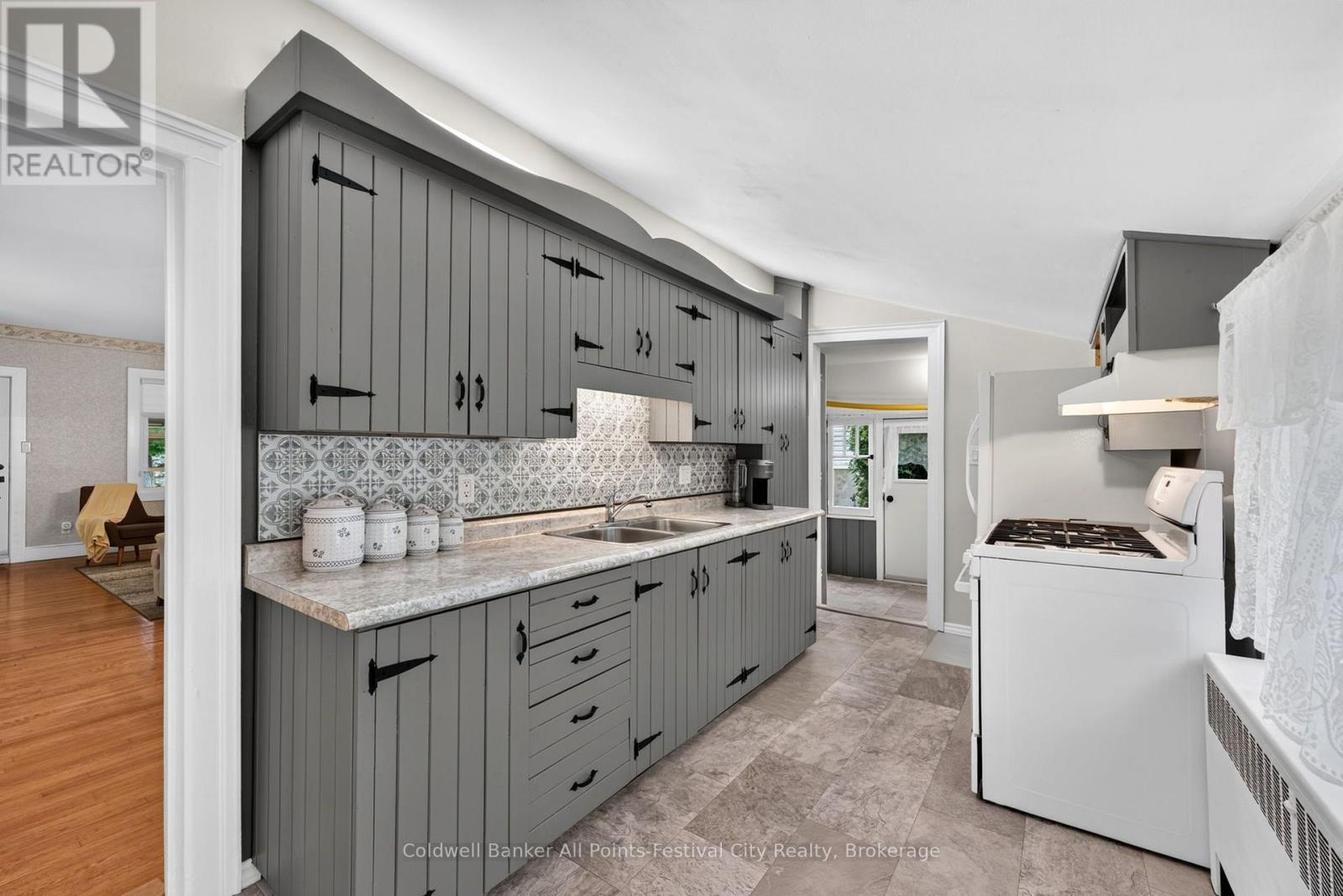 135 Essex Street, Goderich (Goderich (Town)), ON - Indoor Photo Showing Kitchen With Double Sink