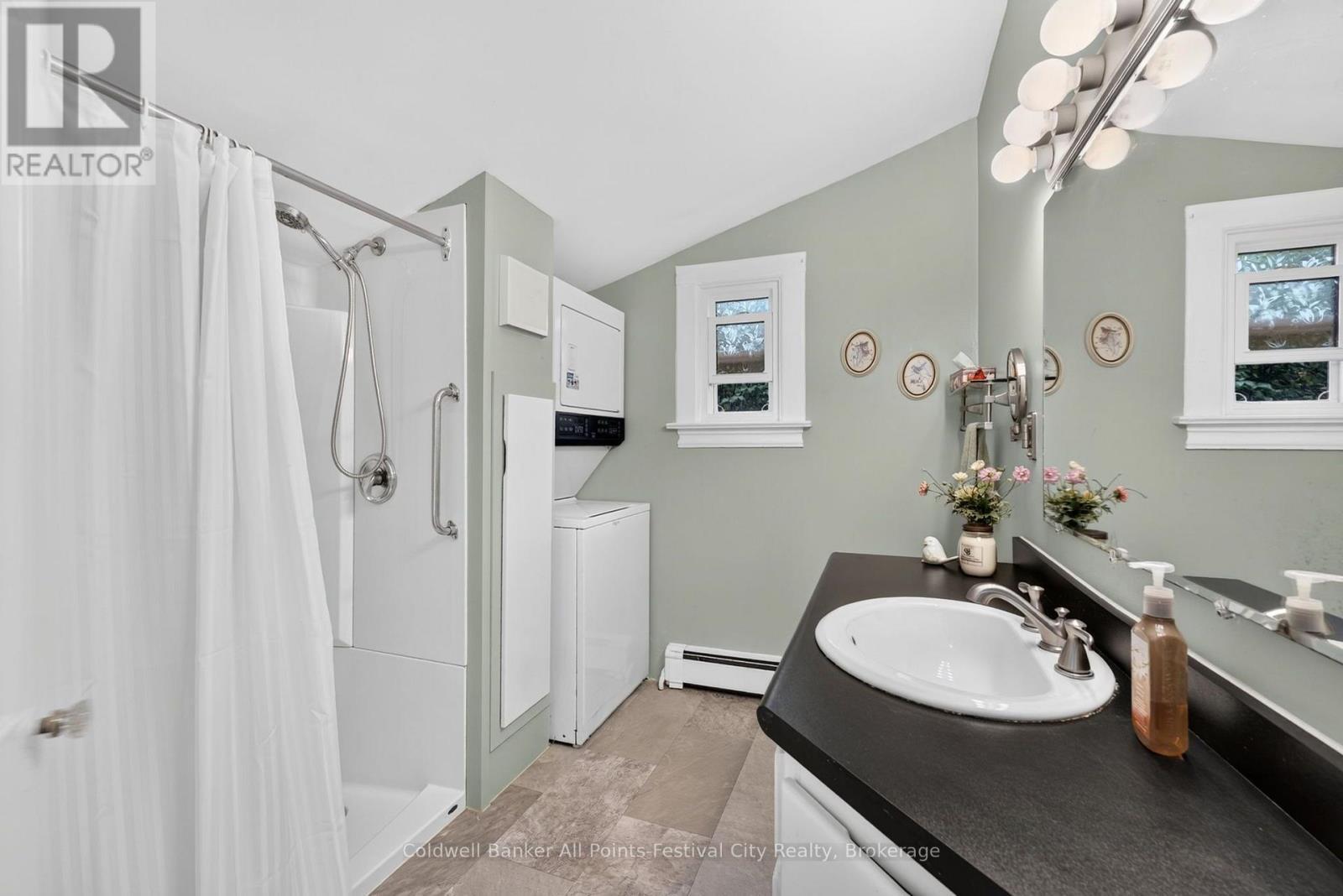 135 Essex Street, Goderich (Goderich (Town)), ON - Indoor Photo Showing Bathroom