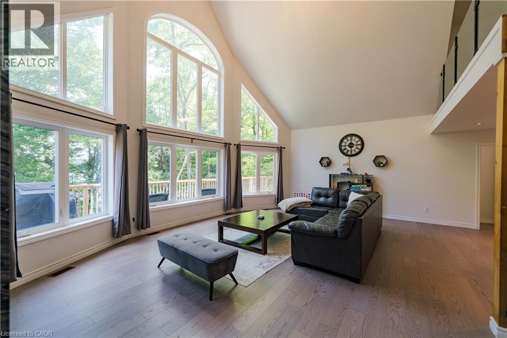 95 Chipmunk Lane, Magnetawan, ON - Indoor Photo Showing Living Room