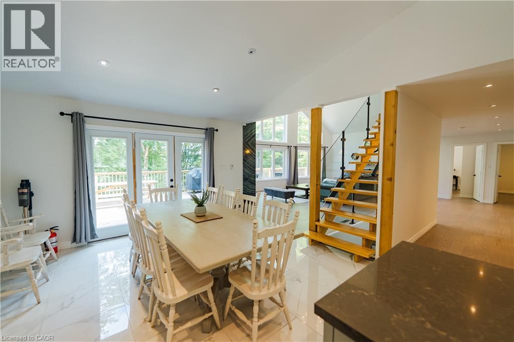 95 Chipmunk Lane, Magnetawan, ON - Indoor Photo Showing Dining Room
