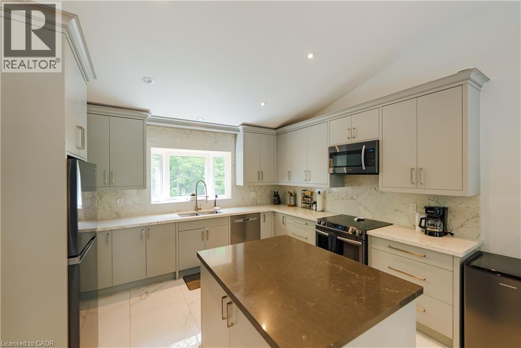 95 Chipmunk Lane, Magnetawan, ON - Indoor Photo Showing Kitchen