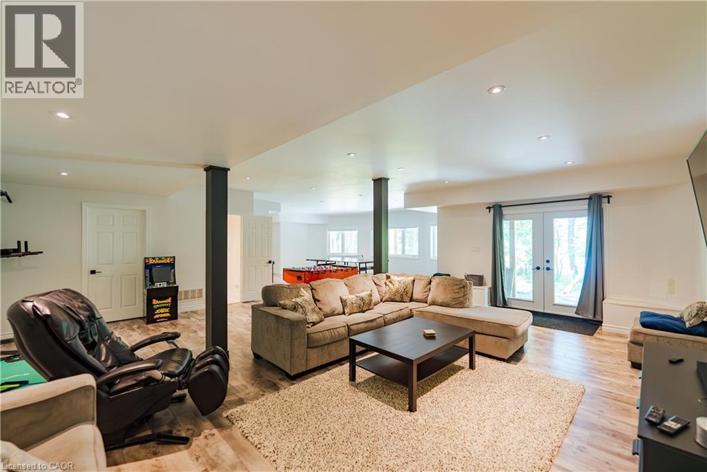 95 Chipmunk Lane, Magnetawan, ON - Indoor Photo Showing Living Room