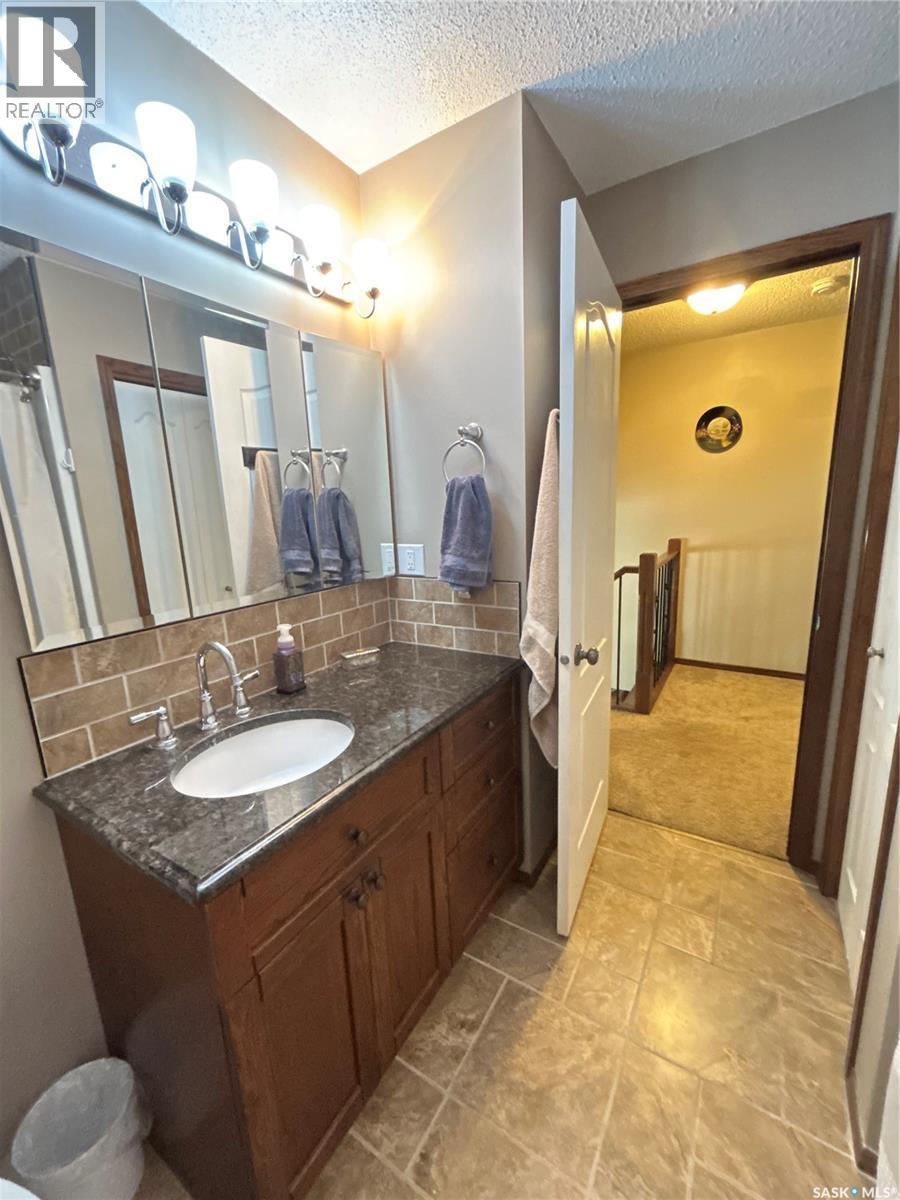 205 Schaefer Street, Richmound, SK - Indoor Photo Showing Bathroom