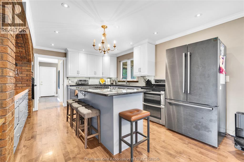 4979 Lambton Line, Dawn-Euphemia, ON - Indoor Photo Showing Kitchen With Upgraded Kitchen