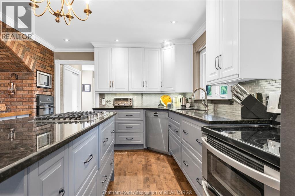 4979 Lambton Line, Dawn-Euphemia, ON - Indoor Photo Showing Kitchen With Upgraded Kitchen