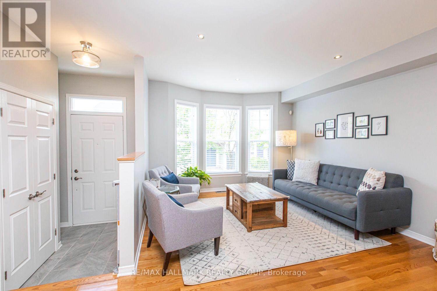 55 Jardin Private, Ottawa, ON - Indoor Photo Showing Living Room