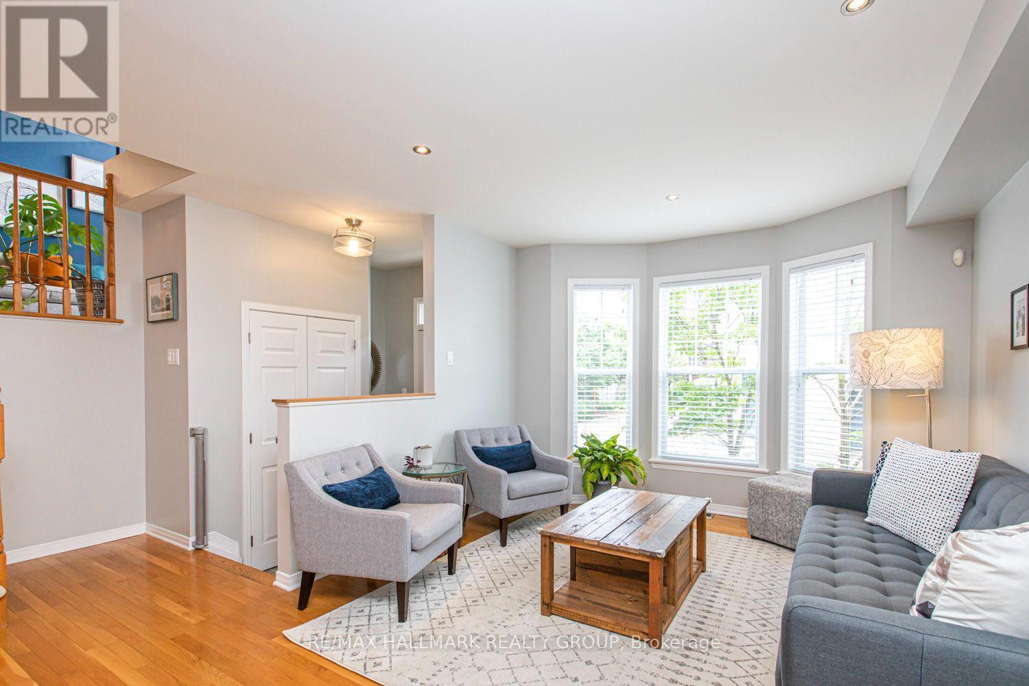 55 Jardin Private, Ottawa, ON - Indoor Photo Showing Living Room