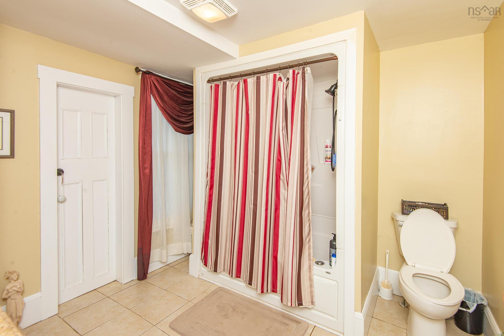 2118 Highway 1, Grosses Coques, NS - Indoor Photo Showing Bathroom