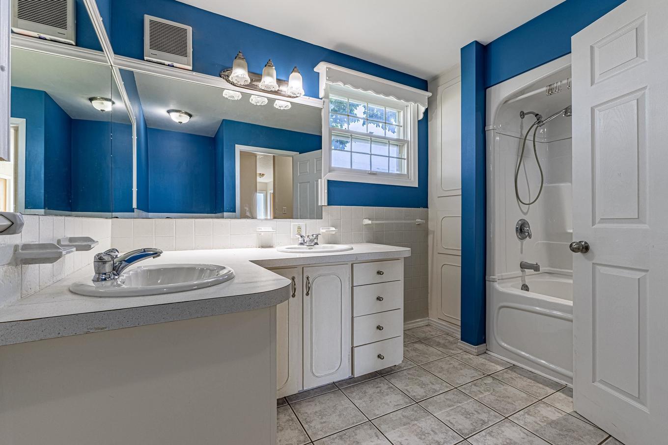 324 Kinlock Road, Stratford, PE - Indoor Photo Showing Bathroom