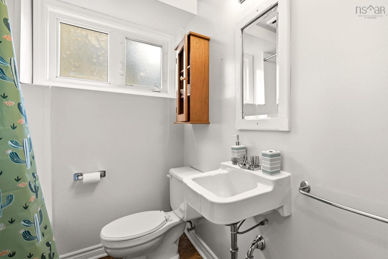 104 Joffre Street, Dartmouth, NS - Indoor Photo Showing Bathroom