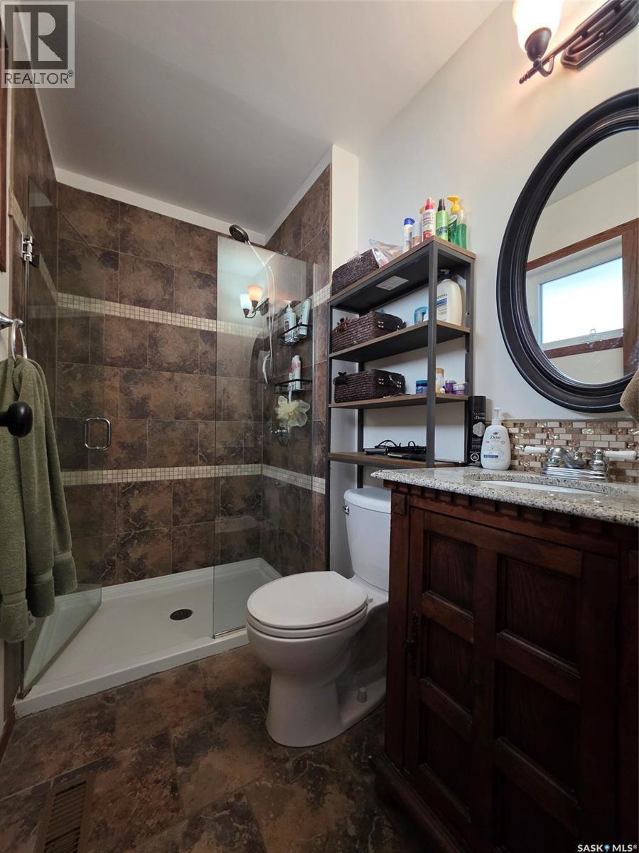 304 4Th Avenue Se, Swift Current, SK - Indoor Photo Showing Bathroom